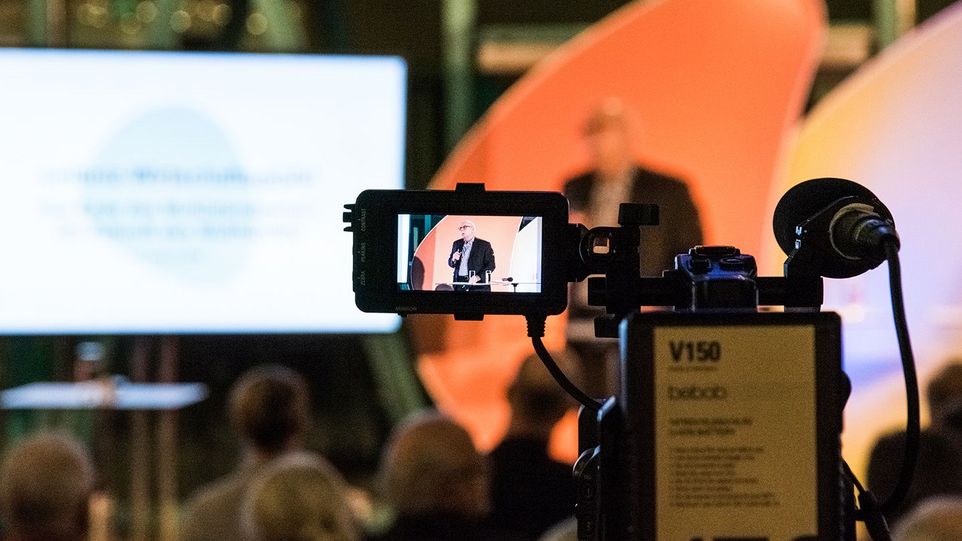 Leibniz-Präsident Matthias Kleiner am Rednerpult, zu sehen auf dem Display einer Filmkamera