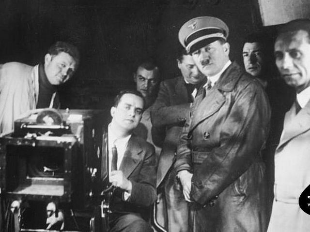 Schwarz-weiß-Foto von Hitler und Goebbels mit Filmteam und Kamera