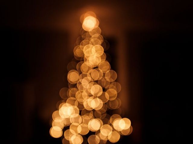 Verschwommene Lichter eines Weihnachtsbaums