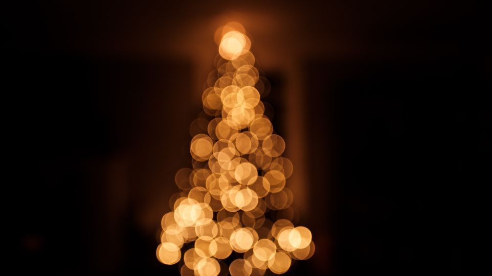 Verschwommene Lichter eines Weihnachtsbaums