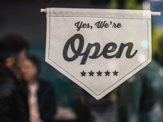 Schild mit Aufschrift: Yes, we're open