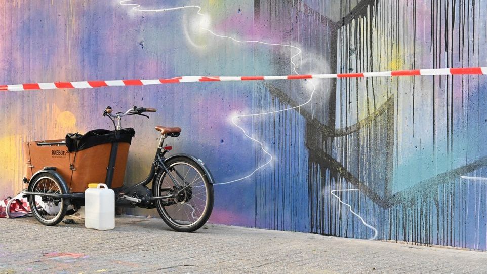 Erreichen die darauf Angewiesenen häufig nicht: Subventionen von umweltfreundlichen Produkten wie Lastenrädern. Lastenrad vor Graffiti-Wand