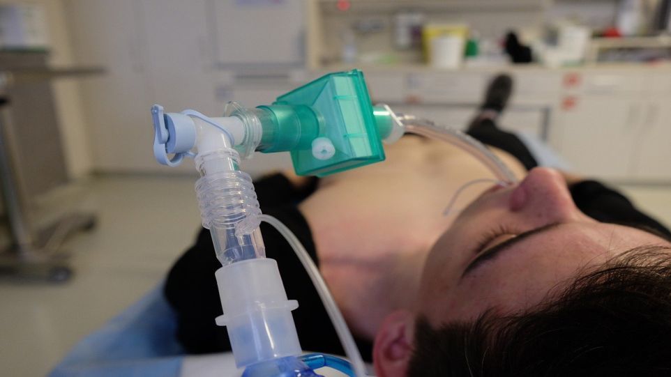 Ein Mann wird in einem Krankenhaus beatmet.