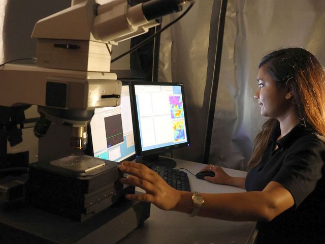 At Leibniz IPHT, Aradhana Dwivedi investigates how the new silver surfaces make light signals from drug molecules visible. Woman at a computer with a microscope