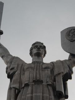 Berehynja-Figur auf dem Unabhängigkeitsdenkmal der Ukraine auf dem Majdan Nesaleschnosti in Kiew.  