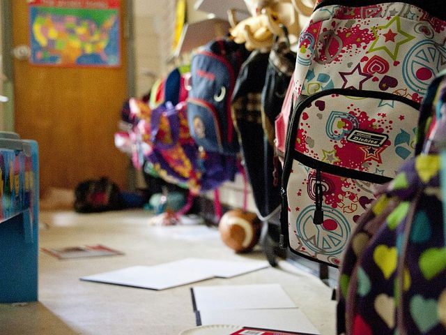 Kita-Garderobe mit Rucksäcken