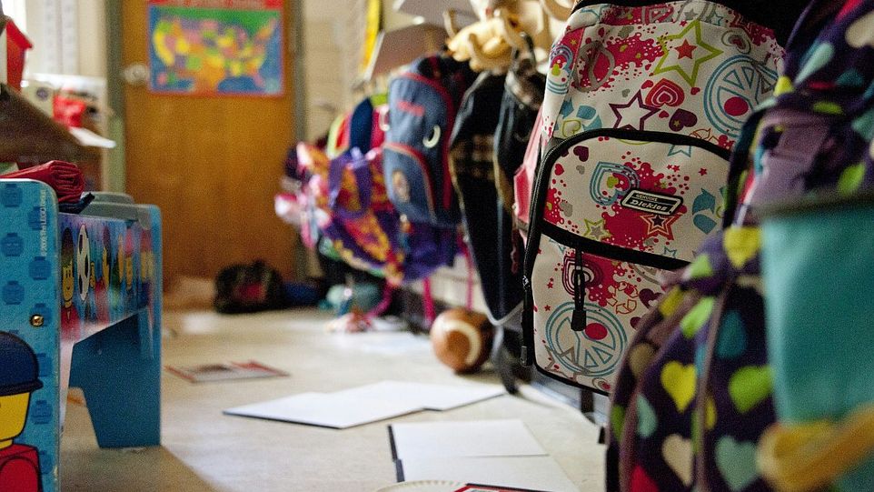 Kita-Garderobe mit Rucksäcken