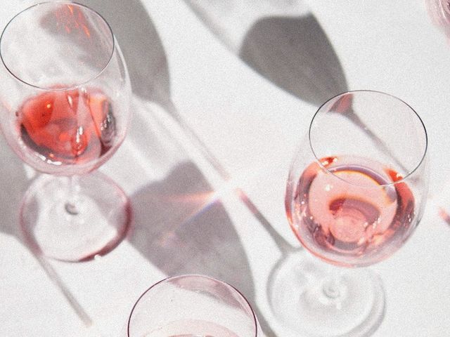 Weingläser, jeweils mit einem kleinen Rest Rotwein gefüllt
