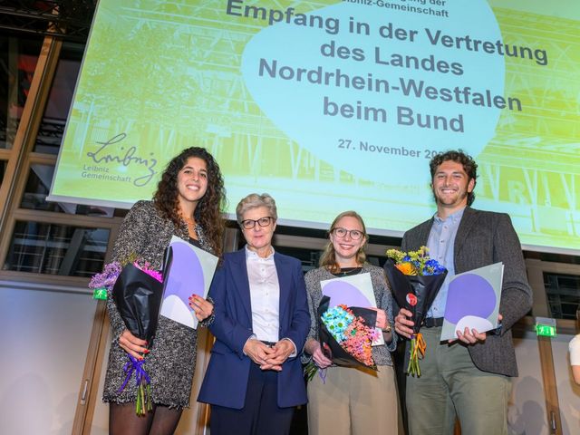 Gruppenfoto mit Preisträgern und Leibniz-Präsidentin