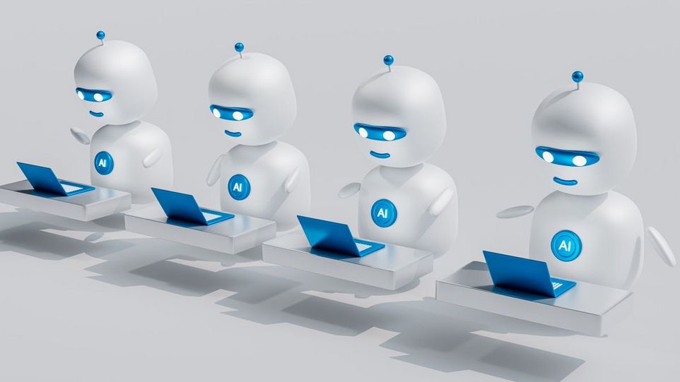 Kleine Roboter mit Aufdruck "AI" vor Laptops