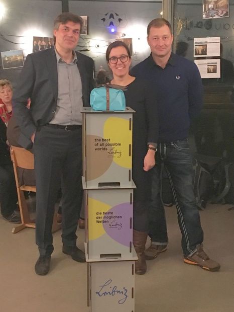 Nicolas Berg, Elisabeth Gallas und Jan Gerber neben drei Leibniz-Hockern