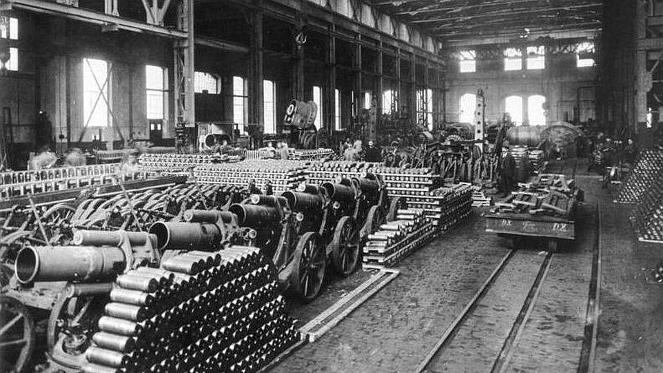 Deutsches Munitionswerk, 1916 Gestapelte Munition in einer Fabrikhalle