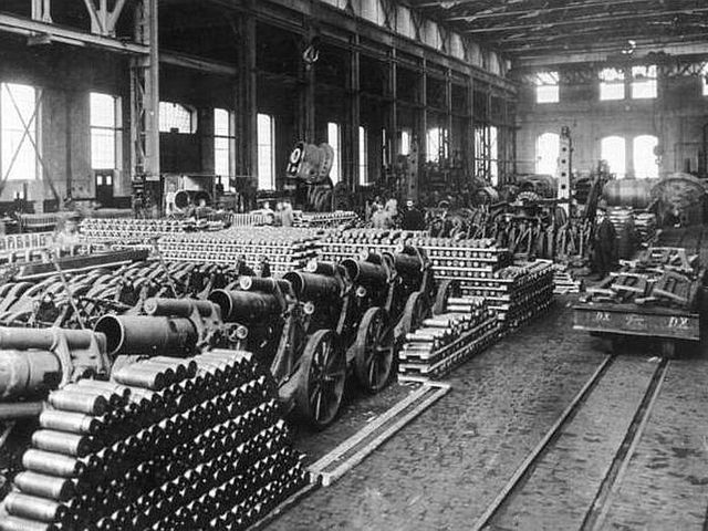 Gestapelte Munition in einer Fabrikhalle