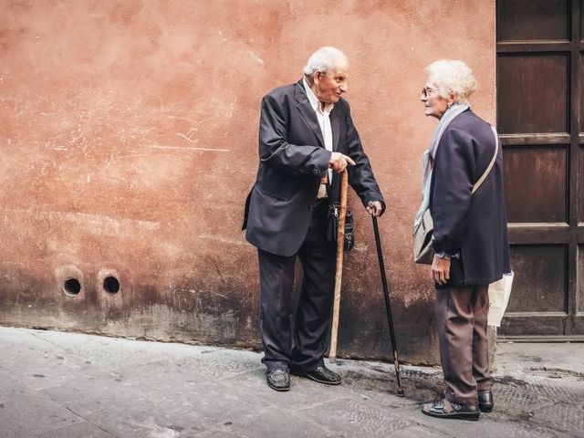 Ältere Frau und älterer Mann im Gespräch