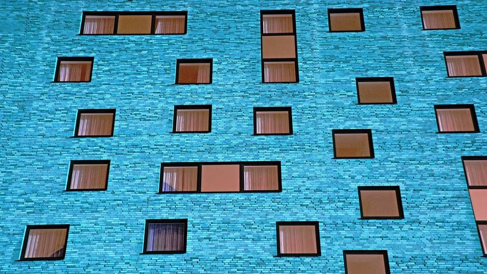 auswand aus blauen Steinen mit vielen asymmetrisch angeordneten Fenstern