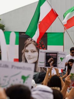 Im kalifornischen Santa Monica halten Demonstrierende bei Protesten gegen die iranische Regierung Flaggen des Landes, Plakate und ein Portrait von Jina Mahsa Amini in die Luft