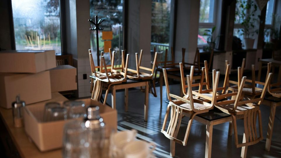 Innenansicht eines Cafés, Stühle auf Tischen