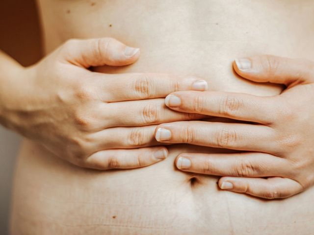 Über dem Bauch gefaltete Hände