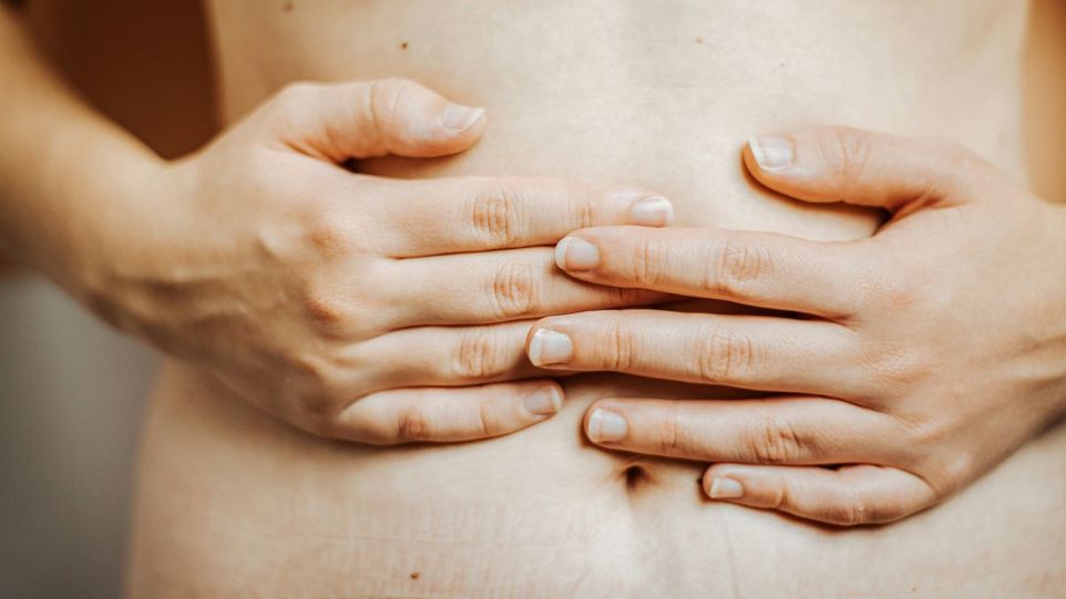 Über dem Bauch gefaltete Hände