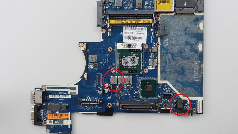 Die Veränderungen auf dem Board sind mit bloßem Auge nicht zu erkennen. Mainboard eines Laptops