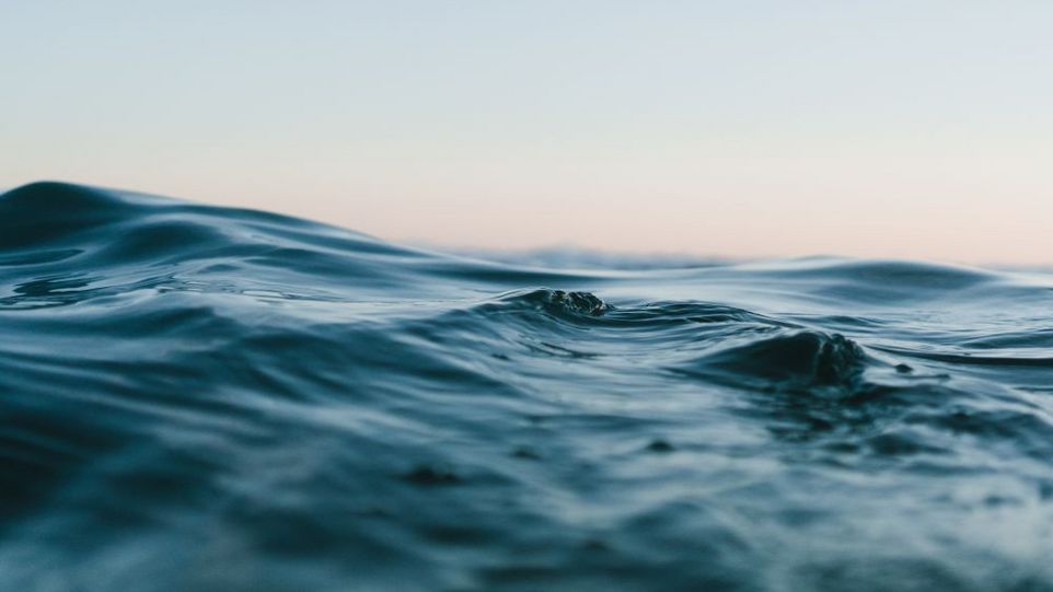 Ein neues Verfahren zur Lithium-Gewinnung hat die Weltmeere im Visier. Meereswellen