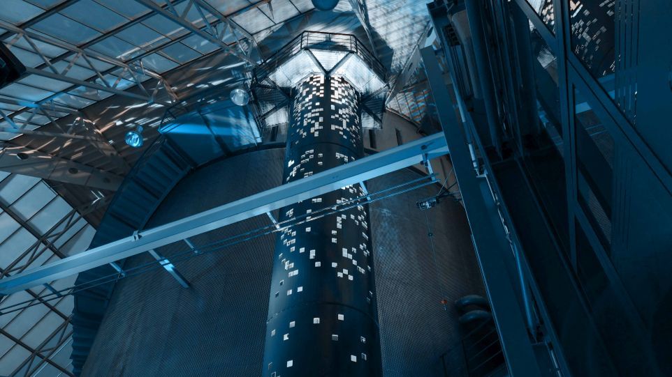 Im Fallturm simulieren Forschende, wie sich Materialien unter Bedingungen der Schwerelosigkeit verhalten. Fallturm des Zentrum für Angewandte Raumfahrttechnologie und Mikrogravitation