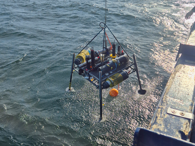 Messungsgerät wird ins Meer gelassen