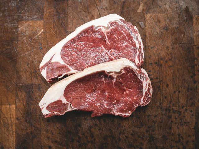 Zwei rohe Steaks