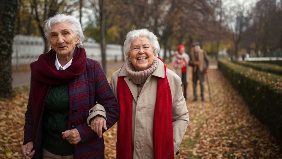 Zwei fröhliche Seniorinnen