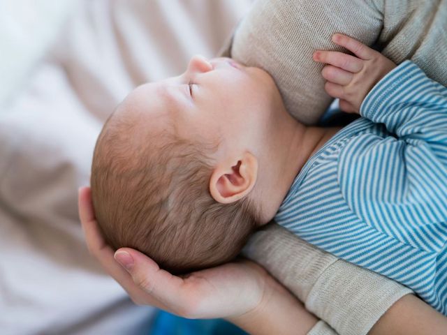Säugling auf Arm der Mutter
