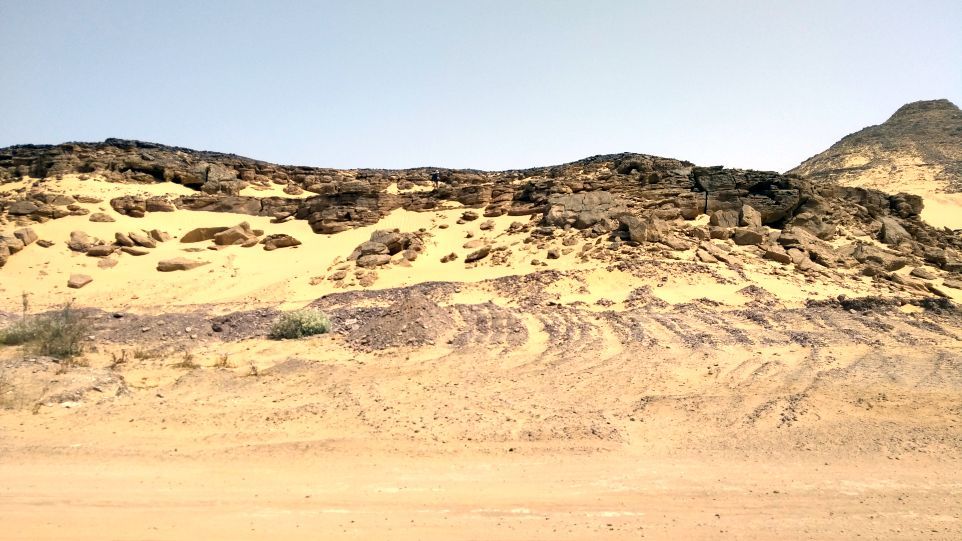 Geologischer Aufschluss im Sudan, der in der Zusammensetzung der fossilen Flora der untersuchten südägyptischen Quseir-Formation ähnelt. Fossile Flora im Sudan