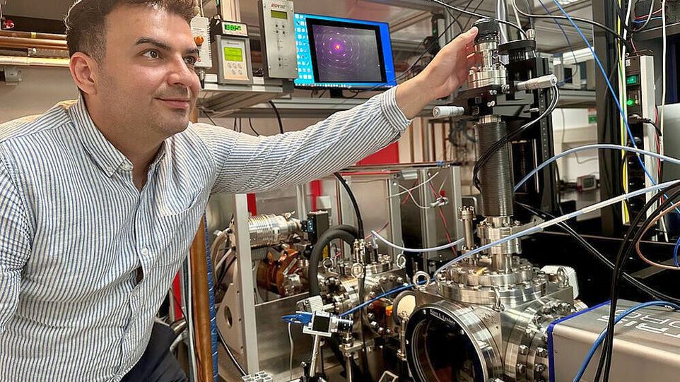 Kasra Amini bei der Arbeit am Gerät