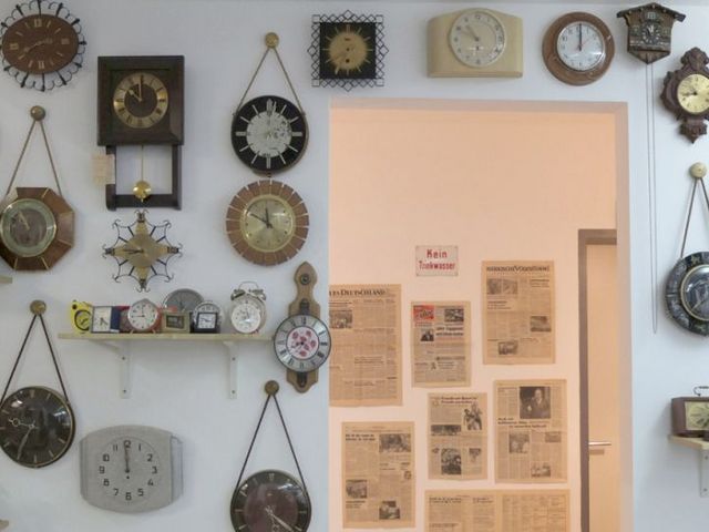 Wand voller alter Uhren aus verschiedenen Jahrzehnten