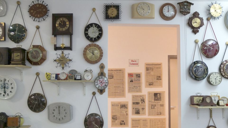 Wand voller alter Uhren aus verschiedenen Jahrzehnten
