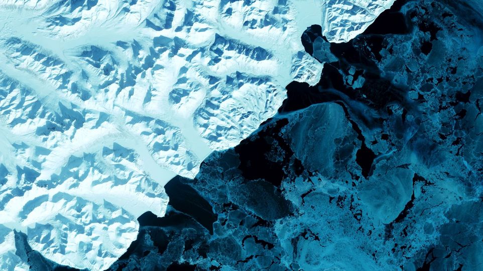 Luftaufnahme eines Eisbergs im dunklen Meer