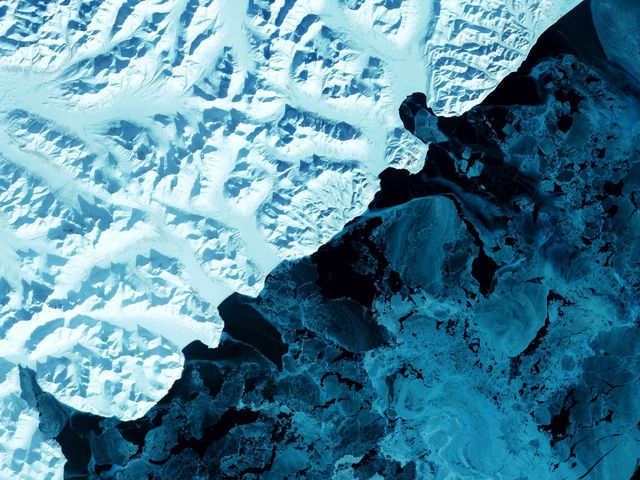 Luftaufnahme eines Eisbergs im dunklen Meer