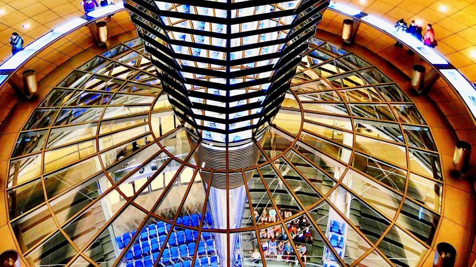 Blick von oben in den Sitzungssaal des Deutschen Bundestags