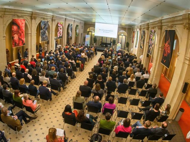 Mit Gästen gefüllter Saal