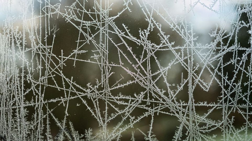 Eiskristalle am Fenster