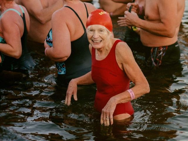 Ältere Schwimmerin