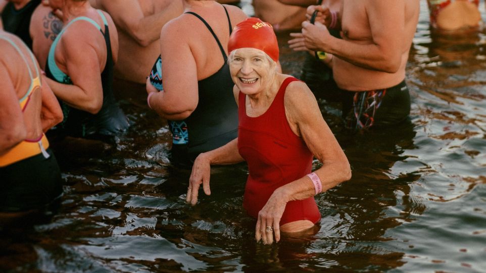 Körperliche Aktivität nutzt auch älteren Menschen Ältere Schwimmerin
