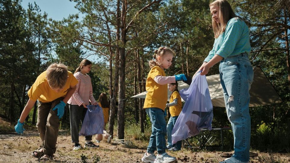 Kinder sammeln Müll im Wald