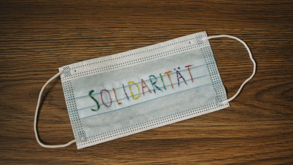 Maske mit der Aufschrift "Solidarität"