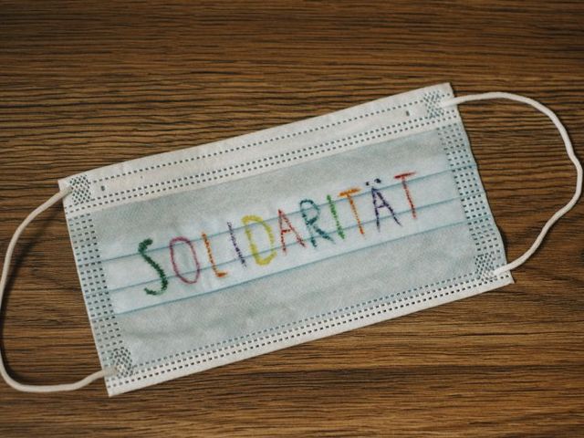 Maske mit der Aufschrift "Solidarität"
