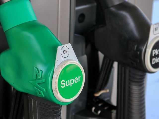 Zapfsäule mit Aufschrift "Super" und "Pkw-Diesel"