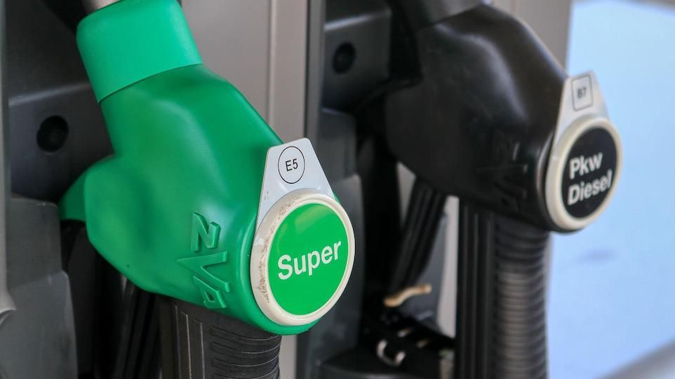 Zapfsäule mit Aufschrift "Super" und "Pkw-Diesel"