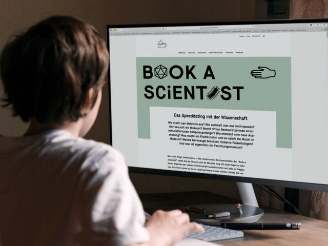Junge vor Book-a-Scientist-Website
