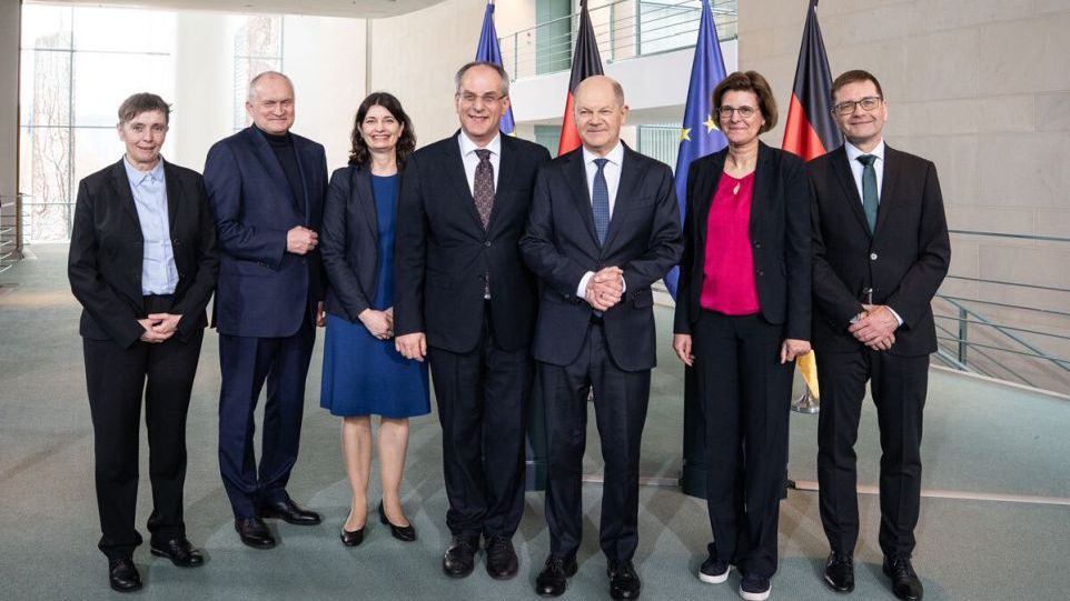 Die EFI-Kommission übergibt ihr Jahresgutachten 2025 an Bundeskanzler Olaf Scholz. Von links: Friederike Welter, Christoph M. Schmidt, Carolin Häussler, Uwe Cantner, Olaf Scholz, Irene Bertschek, Guido Bünstorf Die EFI-Kommission übergibt ihr Jahresgutachten 2025 an Bundeskanzler Olaf Scholz. v.l. Friederike Welter, Christoph M. Schmidt, Carolin Häussler, Uwe Cantner, Olaf Scholz, Irene Bertschek, Guido Bünstorf Die EFI-Kommission übergibt ihr Jahresgutachten 2025 an Bundeskanzler Olaf Scholz. v.l. Friederike Welter, Christoph M. Schmidt, Carolin Häussler, Uwe Cantner, Olaf Scholz, Irene Bertschek, Guido Bünstorf