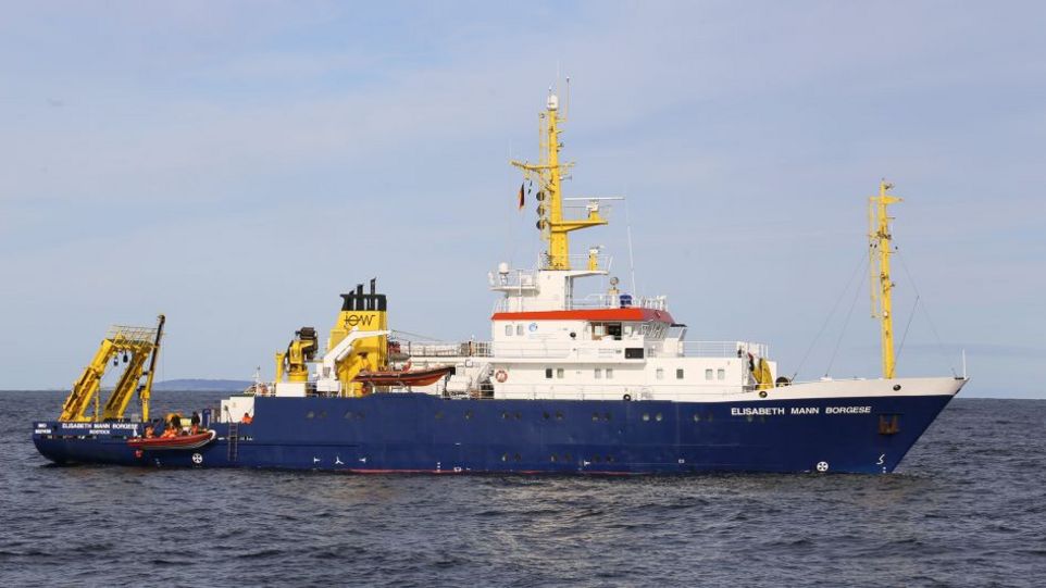 Das Forschungsschiff "Elisabeth Mann Borgese" ist jährlich fünf Mal auf der Ostsee im Einsatz für die Ostsee-Langzeitbeobachtung des IOW, seit kurzem mit dem offiziellen Logo der UN-Ozeandekade. Forschungsschiff