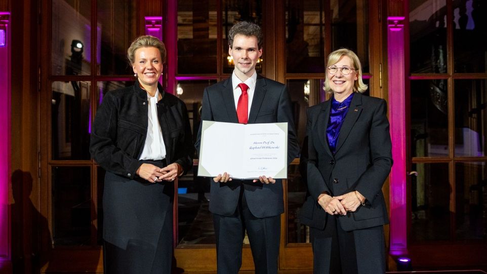 v.l.n.r. Ina Brandes MdL, Ministerin für Kultur und Wissenschaft des Landes NRW, Prof. Dr. Raphael Wittkowski, Prof. Dr. Dr. h.c. Dr. h.c. Ursula Gather